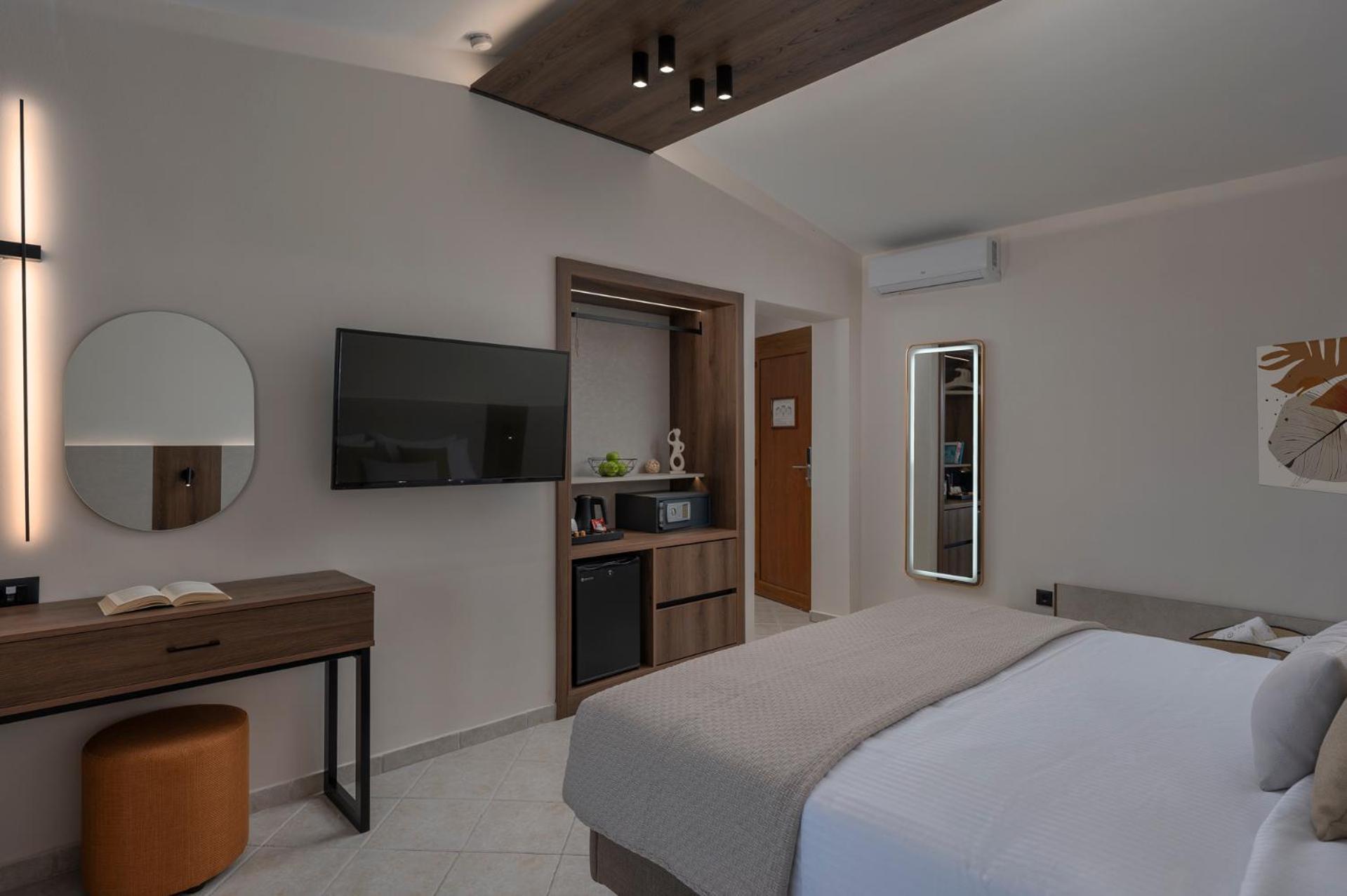 Alia Palace Hotel - Adults Only 16+ Chalkidike Exteriör bild A room at the hotel
