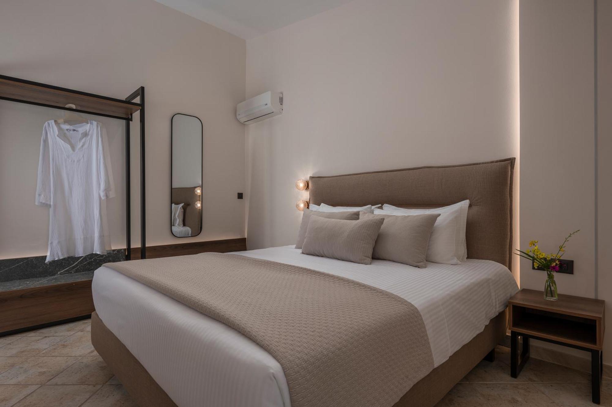 Alia Palace Hotel - Adults Only 16+ Chalkidike Exteriör bild A bedroom at the hotel