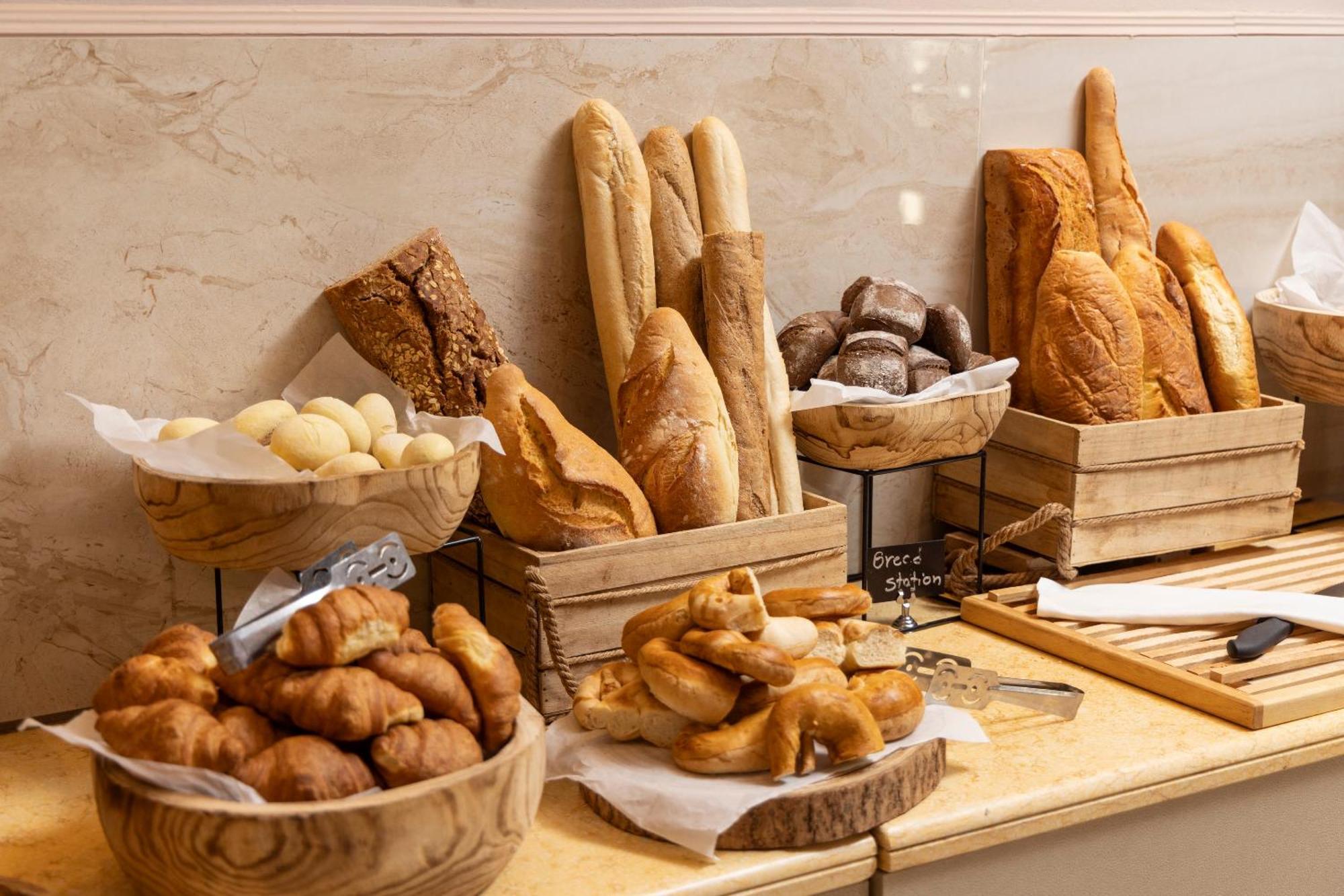 Alia Palace Hotel - Adults Only 16+ Chalkidike Exteriör bild Bread